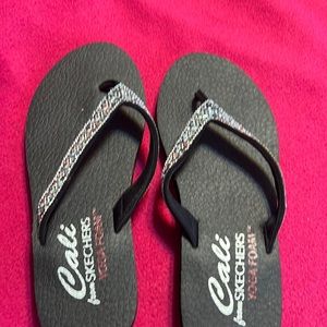 Sketchers - black - flip flops - yoga foam